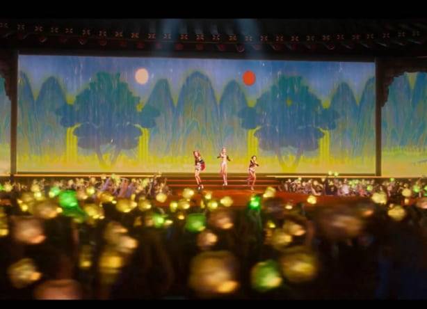 케데헌 속 헌트릭스가 '골든'을 부르며 화려한 무대를 펼칠 때 조선 왕이 썼던 일월오봉도가 배경으로 등장했다. /넷플릭스