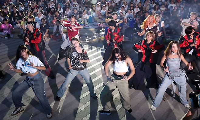 지난 14일 서울광장에서 '케이팝 데몬 헌터스'를 소재로 열린 2025 서울 헌터스 페스티벌에서 국내외 K-POP 팬으로 구성된 댄스팀 선수들이 케데헌 속 안무를 선보이고 있다. /뉴시스