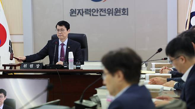 25일 서울 중구 원자력안전위원회에서 열린 제22차 회의에 최원호 위원장이 의사봉을 두드리고 있다./연합뉴스