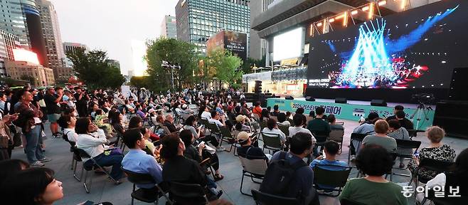 25일 오후 6시 반 서울 광화문광장에 모인 시민들이 ‘동아일보와 함께하는 가을밤 뮤직 in 광화문’ 프로그램에 참여해 공연 영상을 감상하고 있다. 신원건 기자 laputa@donga.com