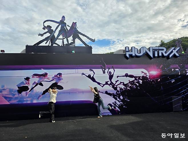 용인 에버랜드에 26일 개장한 ‘케이팝 데몬 헌터스’ 테마존. 애니메이션이 현실에서 펼쳐지는 듯 ‘사자보이즈’와 ‘헌트릭스’ 존에 들어가 기념사진을 찍고 게임도 즐길 수 있다.