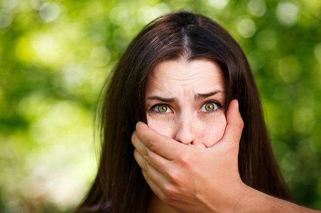 경찰은 성인 납치가 지인 관계 등에서 치밀하게 이뤄지며 흉기·약물까지 동원된다고 경고했다. 전문가들은 납치 상황에서 112 신고와 빈틈을 노린 탈출이 가장 중요하다고 강조했다. (사진=게티이미지)