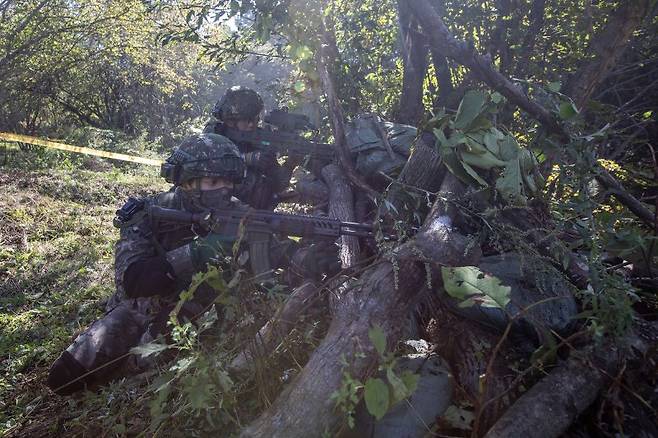 육군이 지난 22일부터 26일까지 강원 인제군 육군 과학화전투훈련단에서 제3회 국제 과학화전투 경연대회를 실시했다고 27일 밝혔다. 사진은 산악지역 교장에서 상대팀을 피해 은엄폐하고 있는 한국군 장병들의 모습. 육군 제공