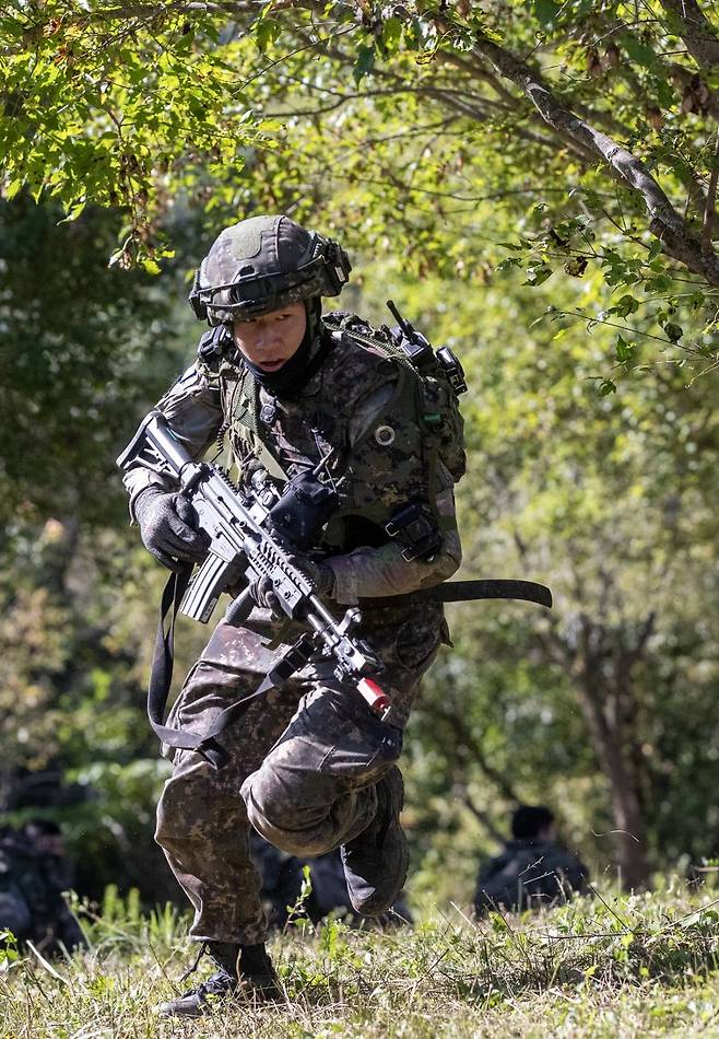 육군이 지난 22일부터 26일까지 강원 인제군 육군 과학화전투훈련단에서 제3회 국제 과학화전투 경연대회를 실시했다고 27일 밝혔다. 사진은 산악지역 교장에서 상대팀의 공격을 피해 기동하고 있는 한국군 장병의 모습. 육군 제공