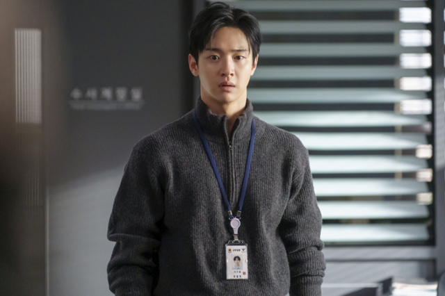 드라마 '사마귀'에서 연쇄살인범 엄마와 23년 만에 재회해 공조 수사에 나서는 형사 차수열(장동윤). SBS 제공