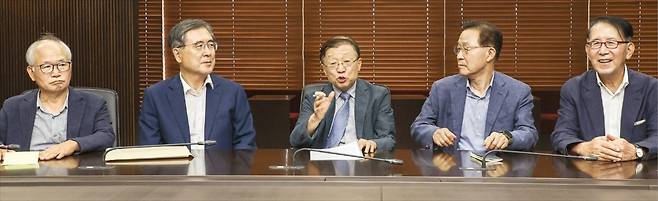 1975년 사무관으로 공직사회에 입문한 행정고시 17회 동기들이 입직 50년을 맞아 서울 중림동 한국경제신문 본사에서 좌담회를 열었다. 이들은 인공지능(AI) 대전환을 통해 잠재성장률 3%를 달성하겠다는 이재명 정부의 성장 정책에 동의하면서도 지나친 재정확장과 노란봉투법 등 친노동 정책에 대해서는 우려의 목소리를 냈다. 왼쪽부터 정병석 전 고용노동부 차관, 진동수 전 금융위원장, 오연천 울산대학교 총장, 윤대희 전 국무조정실장, 허범도 전 한나라당 의원. /임형택 기자