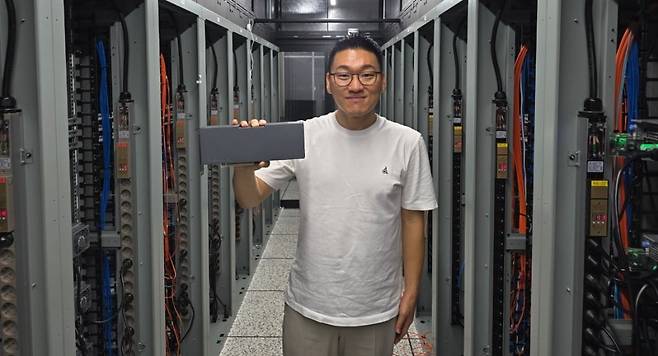 박성현 리벨리온 대표가 자사 '아톰' AI 칩을 들고 회사의 마이크로 데이터 센터를 소개하고 있다. 사진=강해령 기자