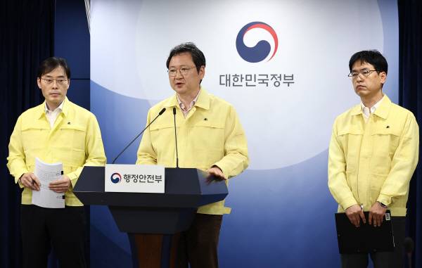 이재용 국가정보자원관리원장(가운데)이 27일 오전 정부서울청사에서 열린 ‘국가정보자원관리원 정부 서비스 장애 관련 브리핑’에서 발언하고 있다. 연합뉴스