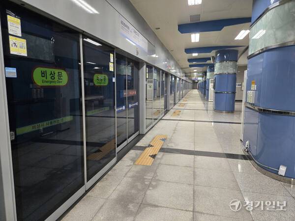 인천 연수구 송도동 인천 도시철도 1호선 국제업무지구역 탑승 구역 바닥에 물때가 가득하다. 박상후기자