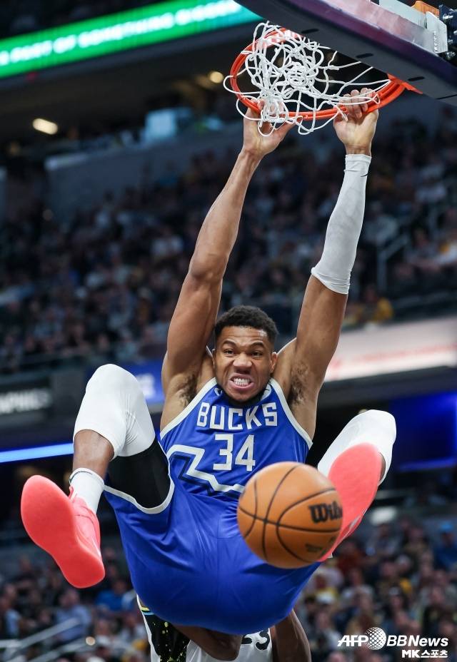 ‘그리스 괴인’ 야니스 아데토쿤보가 점점 ‘황제’ 마이클 조던처럼 변하고 있다. 사진=AFPBBNews=News1