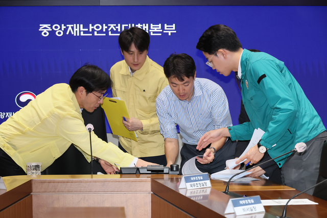27일 서울 종로구 정부서울청사에서 열린 국가정보자원관리원 화재 관련 대책회의에서 관계자들이 회의 준비에 분주한 모습이다. 연합뉴스