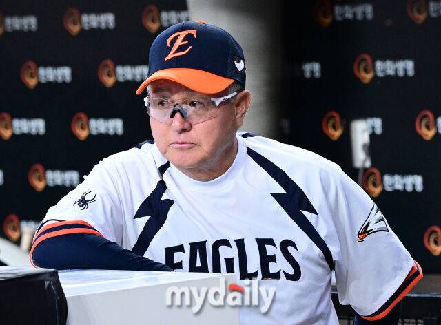 2025년 9월 26일 오후 대전 한화생명 볼파크에서 열린 '2025 신한 SOL뱅크 KBO 리그' LG 트윈스와 한화 이글스의 경기. 한화 김경문 감독이 지켜보고 있다./대전 = 유진형 기자