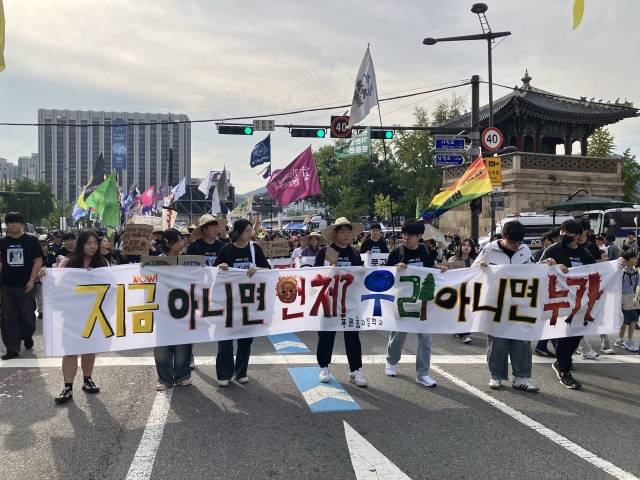 ▲청소년들이 927 기후 정의 행진에서 직접 만든 현수막을 들고 행진하고 있다. ⓒ프레시안(손가영)