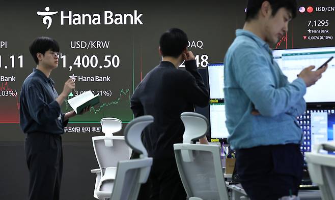 지난 25일 서울 중구 하나은행 본점 딜링룸 전광판에 코스피 종가가 표시되고 있다. 뉴스1