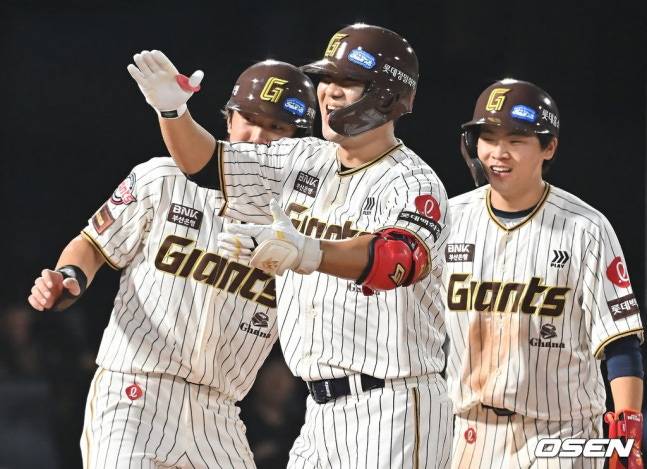 롯데 김민성이 26일 사직 삼성전에서 7회말 대타 만루홈런을 터트린 뒤 기뻐하고 있다.