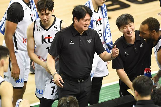 문경은(가운데) 수원KT 감독이 미소 짓고 있다. /사진=KBL 제공