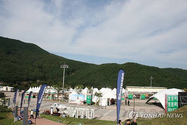 울산울주세계산악영화제 현장 전경 (울산=연합뉴스) 장영은 기자 = 26일부터 30일까지 울산 울주군 영남알프스 복합웰컴센터에서 국내에서 유일한 국제산악영화제인 제10회 울산울주세계산악영화제가 열린다. 사진은 영화제 메인 무대 전경.2025.9.26 young@yna.co.kr