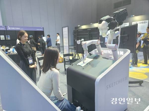 26일 경기콘텐츠진흥원이 주관한 ‘2025 대한민국 AI 콘텐츠 어워즈’·‘2025 경기콘텐츠페스티벌’ 행사장에서 한 관람객이 인공지능 로봇이 그려주는 캐릭터 초상화를 체험하고 있다. 2025.9.26 /김연태기자 kyt@kyeongin.com