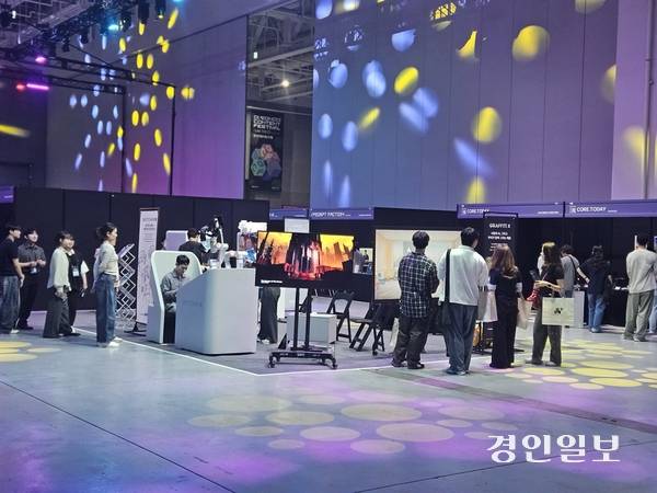 26일 경기콘텐츠진흥원이 주관한 ‘2025 대한민국 AI 콘텐츠 어워즈’·‘2025 경기콘텐츠페스티벌’ 행사장을 찾은 시민들이 다양한 체험전시를 경험하고 있다. 2025.9.26 /김연태기자 kyt@kyeongin.com