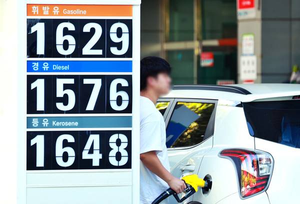 한 시민이 주유소에서 주유하는 모습. (위 사진은 해당 기사와 관련 없음).사진=연합뉴스