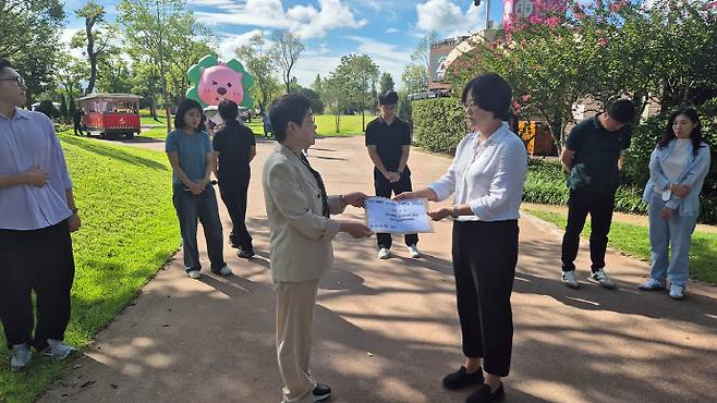 여수MBC 순천 이전 반대 범시민대책위원회는'여수MBC-순천시의 협약식'에 참석한 노관규 순천시장을 만나 '강한 유감의 뜻'과 여수MBC의 순천 이전 추진 중단을 촉구하려 했으나 뜻을 이루지 못하고 서한 전달에 그쳤다. /여수시 제공
