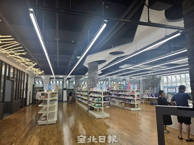지난 27일 전주 창고형 약국에 시민들이 약을 구매하고 있다. 김경수 기자