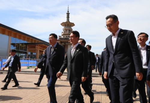 김민석 국무총리가 26일 경주 국립경주박물관에 조성 중인 APEC 정상회의 경제인 행사장을 찾아 둘러보고 있다. 연합뉴스