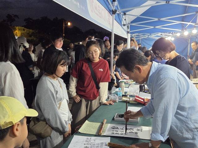 경주문화원이 주관해 진행하는 경주국가유산야행에서 경주예술인들이 아트갤러리 프로그램을 진행하고 있다.