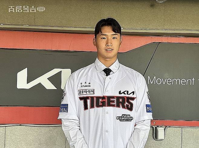 프로야구 KIA타이거즈의 신인 투수 김현수가 27일 광주-기아챔피언스필드에서 열린 '2026 신인 선수 입단식'에 앞서 인터뷰에 응하고 있다.이재혁기자 leeporter5125@mdilbo.com