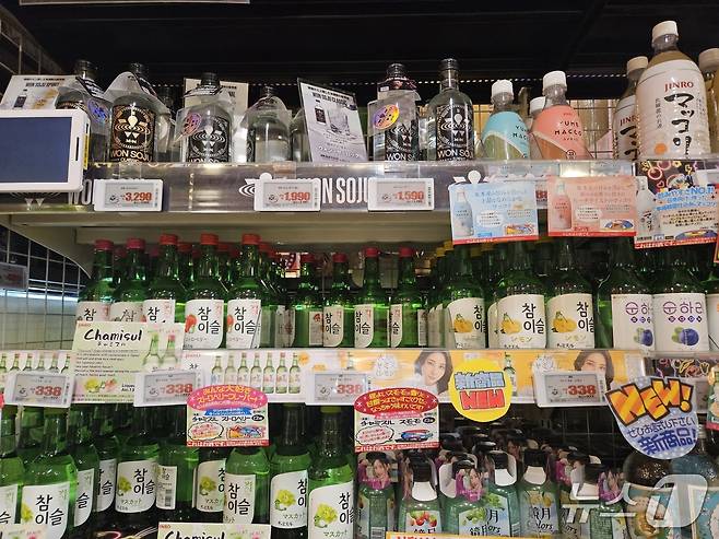 19일 일본 도쿄 시부야에 위치한 메가 돈키호테에 한국 상품들이 진열돼 있다.ⓒ 뉴스1/김진희 기자.