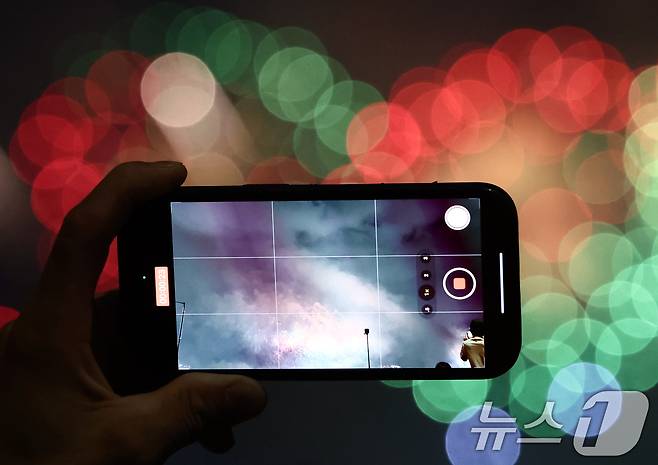 27일 서울 여의도 한강공원 일대에서 열린 '2025 서울세계불꽃축제'에서 시민들이 화려한 불꽃쇼를 보고 있다. 2025.9.27/뉴스1 ⓒ News1 김민지 기자