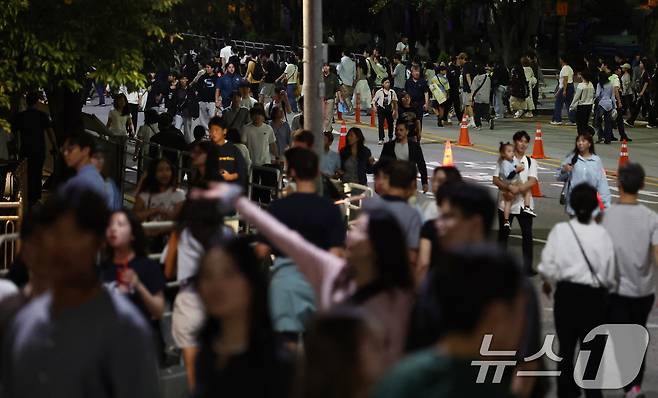 27일 서울 여의도 한강공원 일대에서 열린 '2025 서울세계불꽃축제'에서 시민들이 발걸음을 옮기고 있다. 2025.9.27/뉴스1 ⓒ News1 김민지 기자
