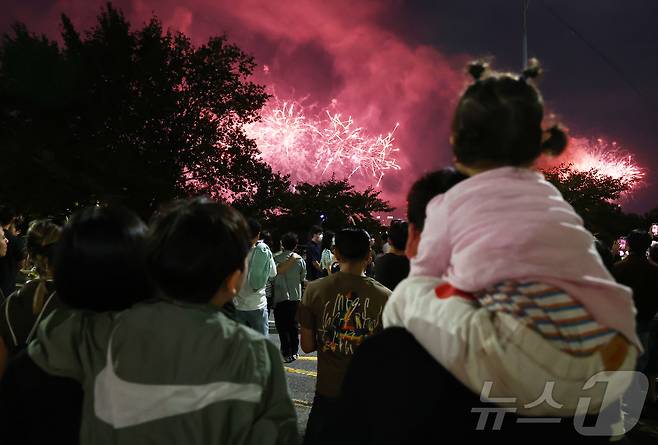 27일 서울 여의도 한강공원 일대에서 열린 '2025 서울세계불꽃축제'에서 시민들이 화려한 불꽃쇼를 보고 있다. 2025.9.27/뉴스1 ⓒ News1 김민지 기자