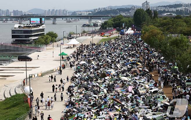 서울세계불꽃축제 2025가 열리는 27일 서울 여의도 한강공원에서 시민들이 돗자리를 펴두고 자리를 선점하고 있다. 2025.9.27/뉴스1 ⓒ News1 김민지 기자