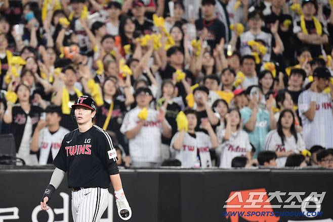 8회 팬들의 응원 속 안타와 득점까지 성공.