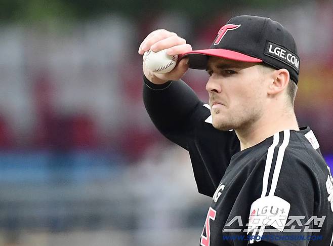 투구를 준비하고 있는 LG 톨허스트.