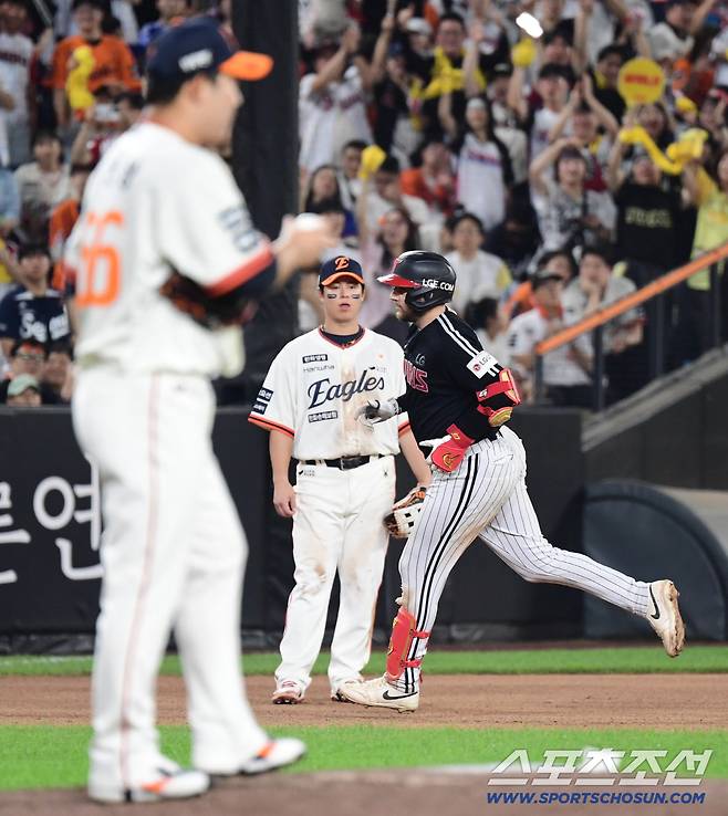 6회 LG 오스틴이 한화 주현상을 상대로 솔로홈런을 날렸다. 그라운드를 돌고 있는 오스틴.