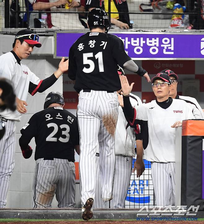 27일 대전 한화생명볼파크에서 열린 KBO리그 한화와 LG의 경기. 8회초 2사 만루. 문성주 적시타 때 득점에 성공한 홍창기. 대전=송정헌 기자songs@sportschosun.com/2025.09.27/