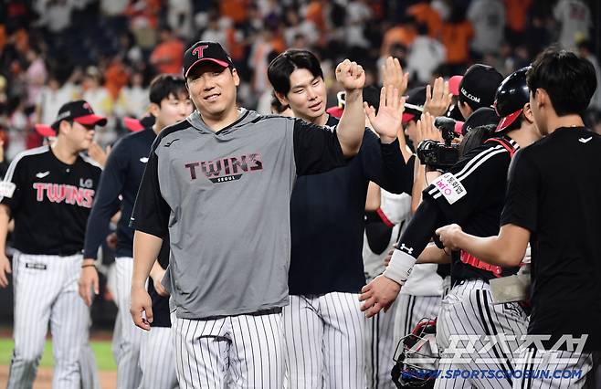 LG가 한화에 승리했다. 경기 종료 후 하이파이브를 나누고 있는 LG 선수들.