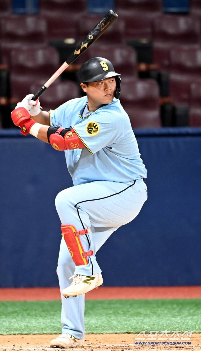 6일 고척스카이돔에서 열린 프리미어12 야구대표팀과 상무의 연습경기, 4회초 상무 한동희가 타격을 하고 있다. 고척=허상욱 기자 wook@sportschosun.com/2024.11.06/