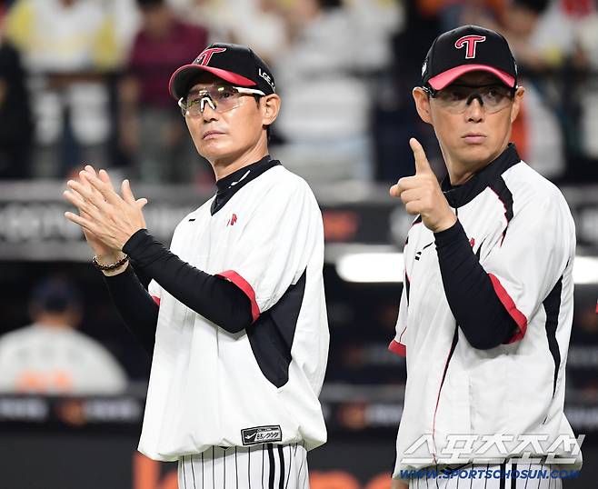 선수들에게 박수를 보내고 있는 LG 염경엽 감독.