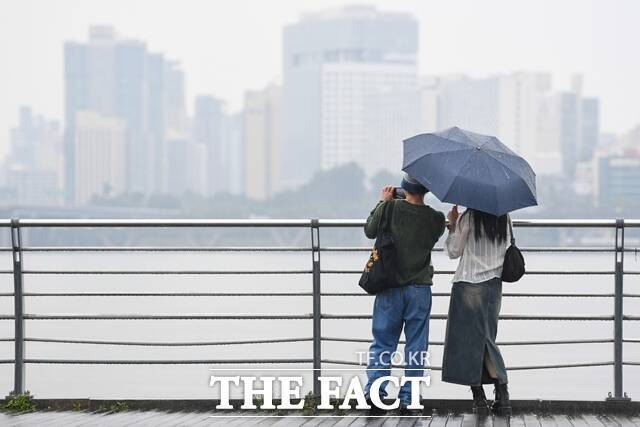 28일 기상청에 따르면 이날 전국이 대체로 흐리고 비가 내리겠다. /장윤석 기자