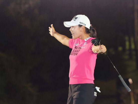 성유진이 메이저 대회 하이트진로 챔피언십 우승 직후 환호하고 있다. KLPGA 제공