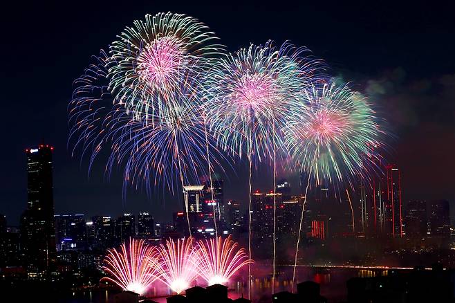 27일 오후 서울 여의도 한강공원 일대에서 열린 '2025 서울세계불꽃축제.' /뉴스1