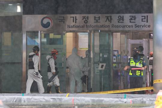 28일 대전 유성구 국가정보자원관리원 화재 현장에서 합동감식을 위해 소방, 경찰, 국립과학수사연구원 관계자들이 이동하고 있다. 지난 26일 정부 전산시스템이 있는 국정자원에서 무정전·전원 장치(UPS)용 리튬이온배터리 화재가 발생해 정부 전산 서비스가 대규모로 마비된 바 있다. 연합뉴스