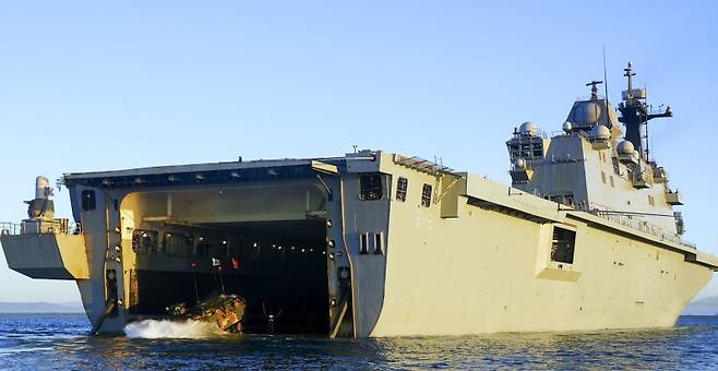 지난 7월 16일 해군 마라도함과 해병대 한국형 상륙돌격장갑차(KAAV)가 호주 북동부 해상에서 2025 탈리스만 세이버 연합해상훈련 연습을 하고 있다. 해군 제공