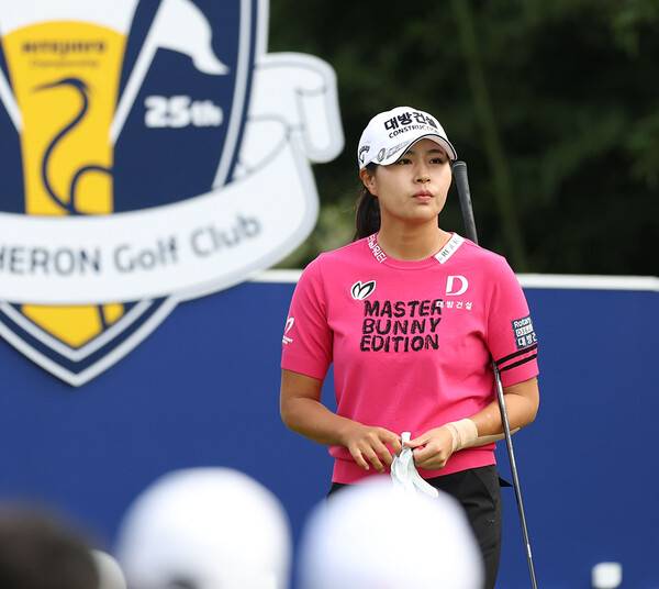 2025년 한국여자프로골프(KLPGA) 투어 메이저 대회 하이트진로 챔피언십에서 노승희 프로와 연장전 끝에 우승을 차지한 성유진 프로가 최종라운드에서 경기하는 모습이다. 사진제공=KLPGA (사진을 무단으로 사용하지 마십시오.)