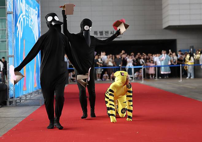 27일 서울 용산구 국립중앙박물관에서 열린 ‘2025 국중박 분장대회’에서 한 참가팀이 호작도 분장을 한 채 입장하고 있다. 연합뉴스