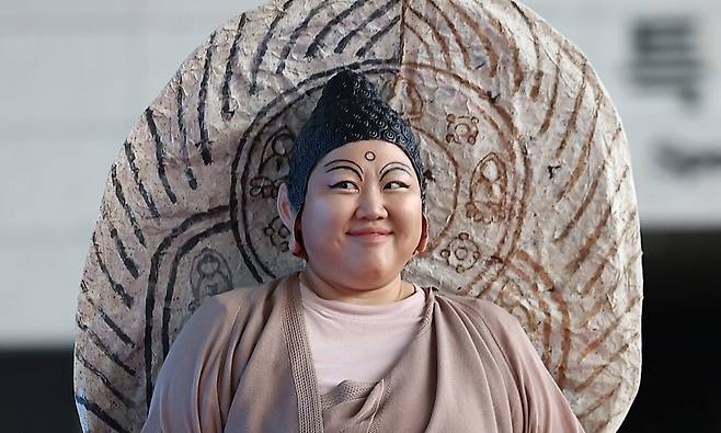 27일 서울 용산구 국립중앙박물관에서 열린 ‘2025 국중박 분장대회’에서 한 참가자가 석조약사불좌상 분장을 한 채 입장하고 있다. 연합뉴스