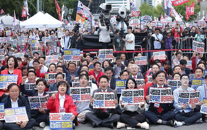 국민의힘 장동혁 대표를 비롯한 의원들이 28일 서울 시청역 인근 세종대로에서 열린 사법파괴 입법독재 국민 규탄대회에서 구호를 외치고 있다. 연합뉴스